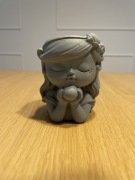 Doniczka betonowa dziewczynka