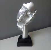 FIGURKA DEKORACYJNA MYŚLICIEL SREBRNA RZEŹBA 32CM