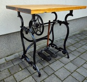 Stolik żeliwne nogi z maszyny kuśnierskiej Singer 