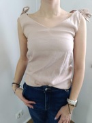 Idealny na lato top na szerokich ramiączkach z wiązaniem i dekoltem "V"