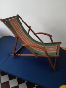 Stary składany leżak plażowy, tkanina i drewniana rama, wielokolorowy