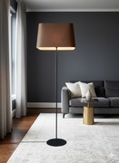 Lampa podłogowa z brązowym kwadratowym abażurem