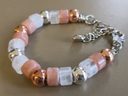 Bransoletka w kolorze srebrnym z akrylowymi koralikami