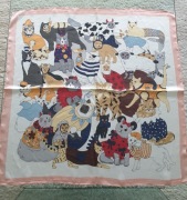 Bajkowa apaszka - kolorowe koty w przebraniach.  