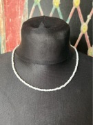 Biały modny uniseks naszyjnik łańcuszek chain z koralików [46cm]