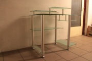 Biurko szklane z dodatkami aluminiowymi