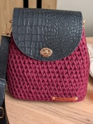 Bordowa torebka z czarną eko-skora 