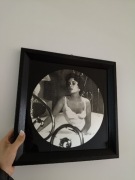 Obraz na szkle w drewnianej ramie – styl glamour / Elizabeth Taylor