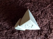 Ręcznie formowana piramida z gliny  symbol kwiatu lotosu – duchowy talizman