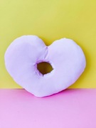 Poduszka piercingowa do przekłuwania uszu i spania donut serce