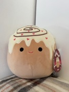 Maskotka Pluszak Squishmallows Anita cynamonka bułeczka cynamonowa