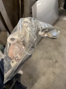 Zawias maski prawy Ford Fiesta MK8