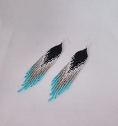 Długie kolczyki z koralików z akcentem turkusowym 