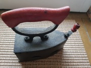 Żelazko stare żeliwne węglowe z duszą , antyk 