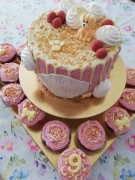 Tort okolicznościowy i 12 babeczek 