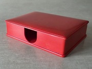 Uniwersalne, czerwone plastikowe pudełko zamykane na klapkę, PRL