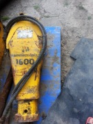 Młot hydrauliczny do minikoparki JCB.