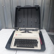 Stara maszyna do pisania Olympia Carina 1