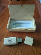 Pendrive 8GB - Nest Bank - drewniany + etui - Nowy
