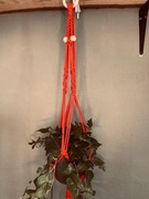 Kwietnik makrama- handamde, czerwona 