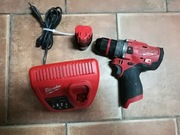 Wiertarko-wkrętarka udarowa Milwaukee M12 FPD + akumulator + ładowarka