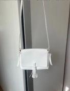 Mała biała torebka na ramię z frędzlem