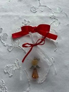 Zawieszka aniołka z bursztynem dwukolorowym + prezent