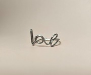 Pierścionek z napisem "love" – ręcznie robiony w różnych kolorach