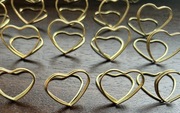 Stojaczki na winietki trzymadełka do wizytówek serca złote 43szt.