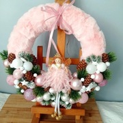 Różowy wianek świąteczny Boże Narodzenie rękodzieło futerko pudrowy róż