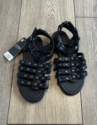Sandałki w ozdobne gwiazdki 