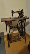 Zabytkowa maszyna do szycia Singer nożna z żeliwnym stołem antyk