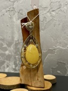 Elegancki srebrny wisiorek z naturalnym bursztynem bałtyckim .