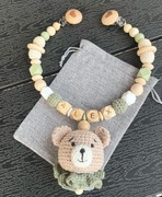 Zawieszka do wózka z imieniem i szydełkowym misiem 