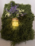 Wyjątkowa lampka dekoracyjna – mech, kwiaty i bajkowe światło