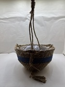 wiszący kosz na kwiaty (lub wisząca doniczka).