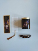 zestaw prezentowy box świeca sojowa, zakładki do książek, klamra do włosów