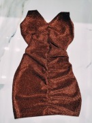 Brokatowa sukienka letnia brązowa z odkrytymi plecami. Rozmiar S