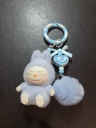 Mały brelok z pomponikiem labubu