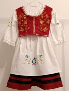Dziewczęcy strój kaszubski w kolorze ciemnoczerwonym (bordowym)