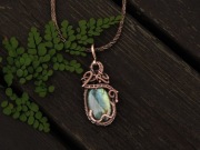 Miedziany wisiorek z labradorytem, rękodzieło