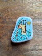 Kot na czubku choinki, magnes na lodówkę, malowany kamień