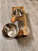 Podwójna miska dla psa z stojakiem drewnianą