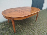 Stół owalny w stylu kolonialnym