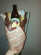 Męski bukiet z piwem, kabanosami i przekąskami – wyjątkowy prezent!