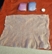 Podróżne sprasowane bawełniane ściereczki oraz turystyczne płatki mydła