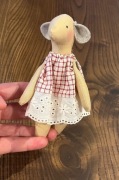 Mała myszka handmade pluszaczek w sukience w kratkę – haft, ręczna robota