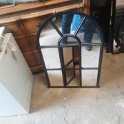 Okno żeliwne z lustrami