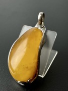 Elegancki srebrny wisiorek z naturalnym bursztynem battyckim