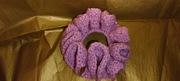 scrunchie na szydełku gumka do włosów pudrowy róż 